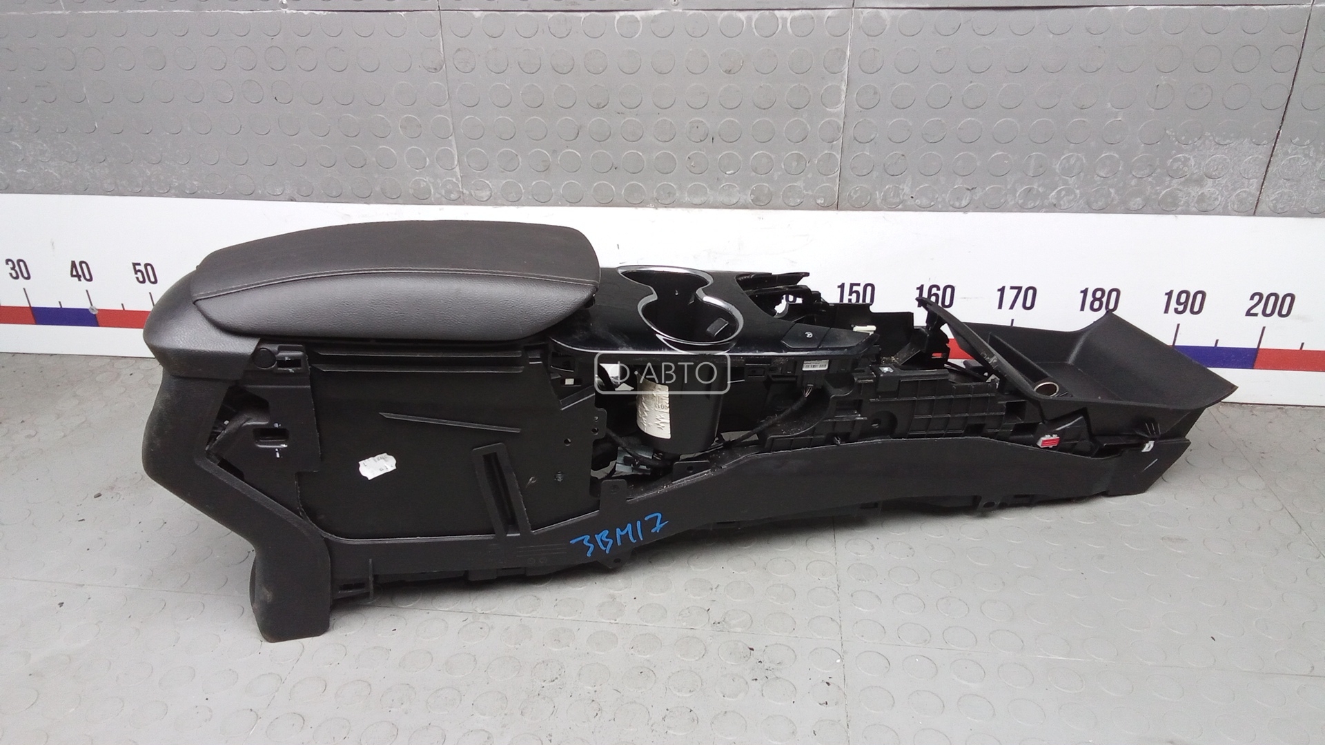 Подлокотник центральный