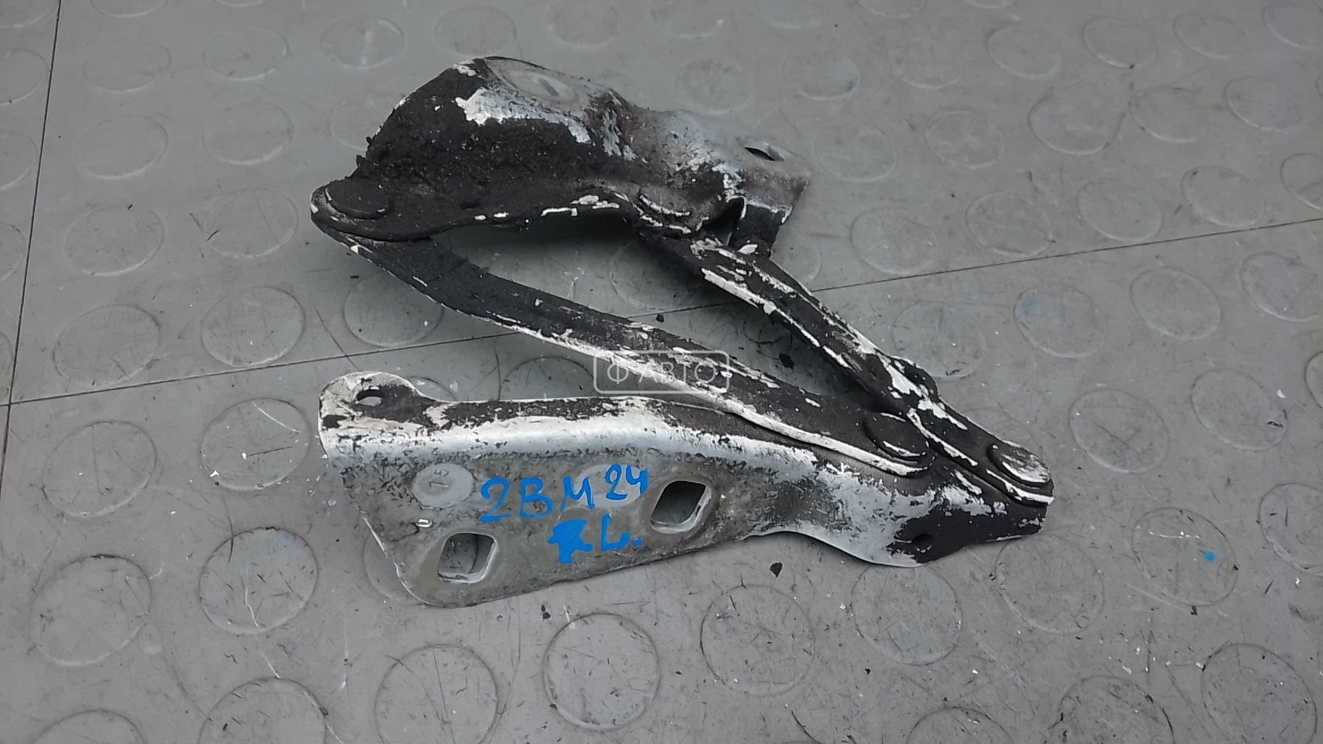 Петля капота