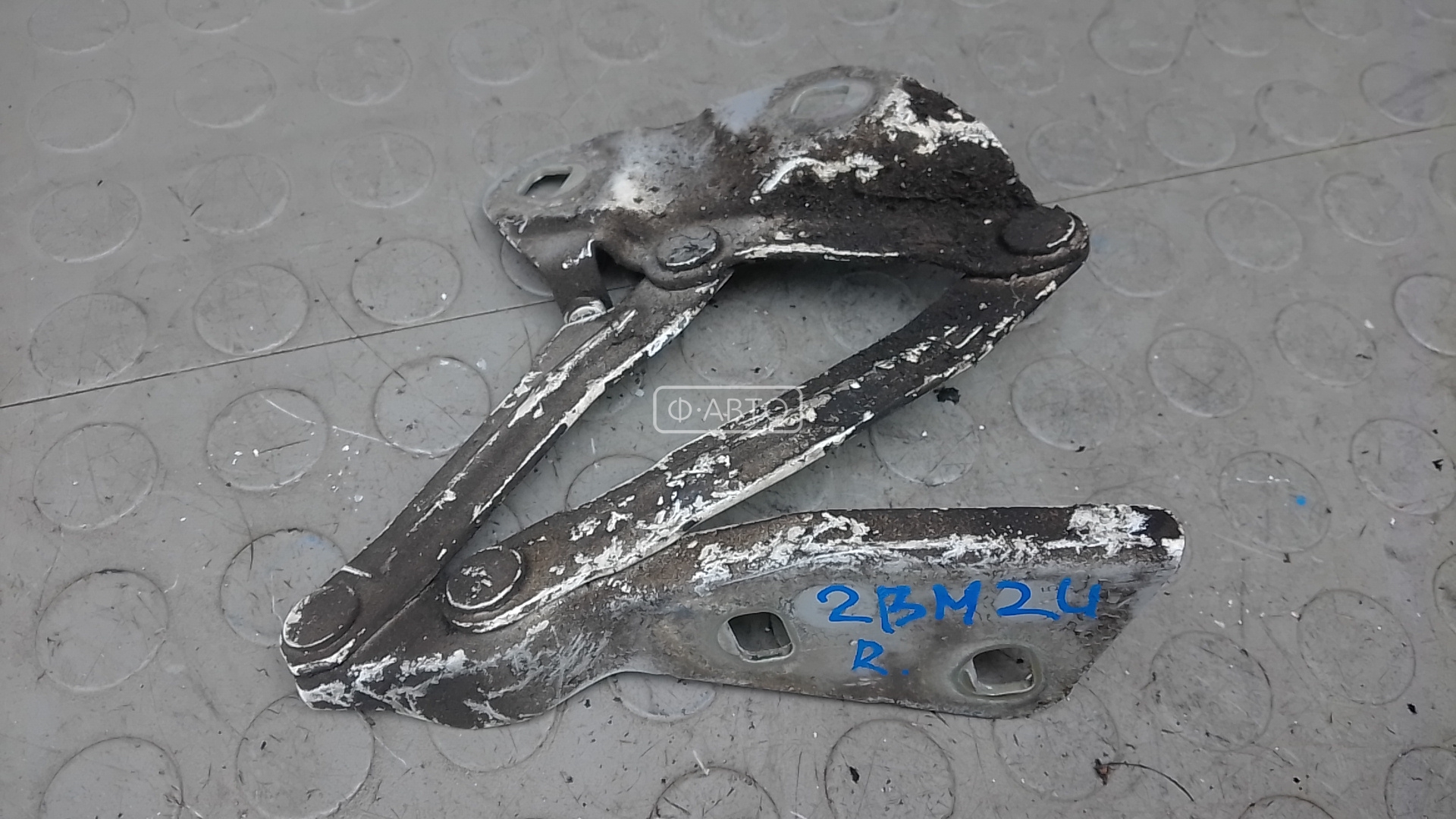 Петля капота