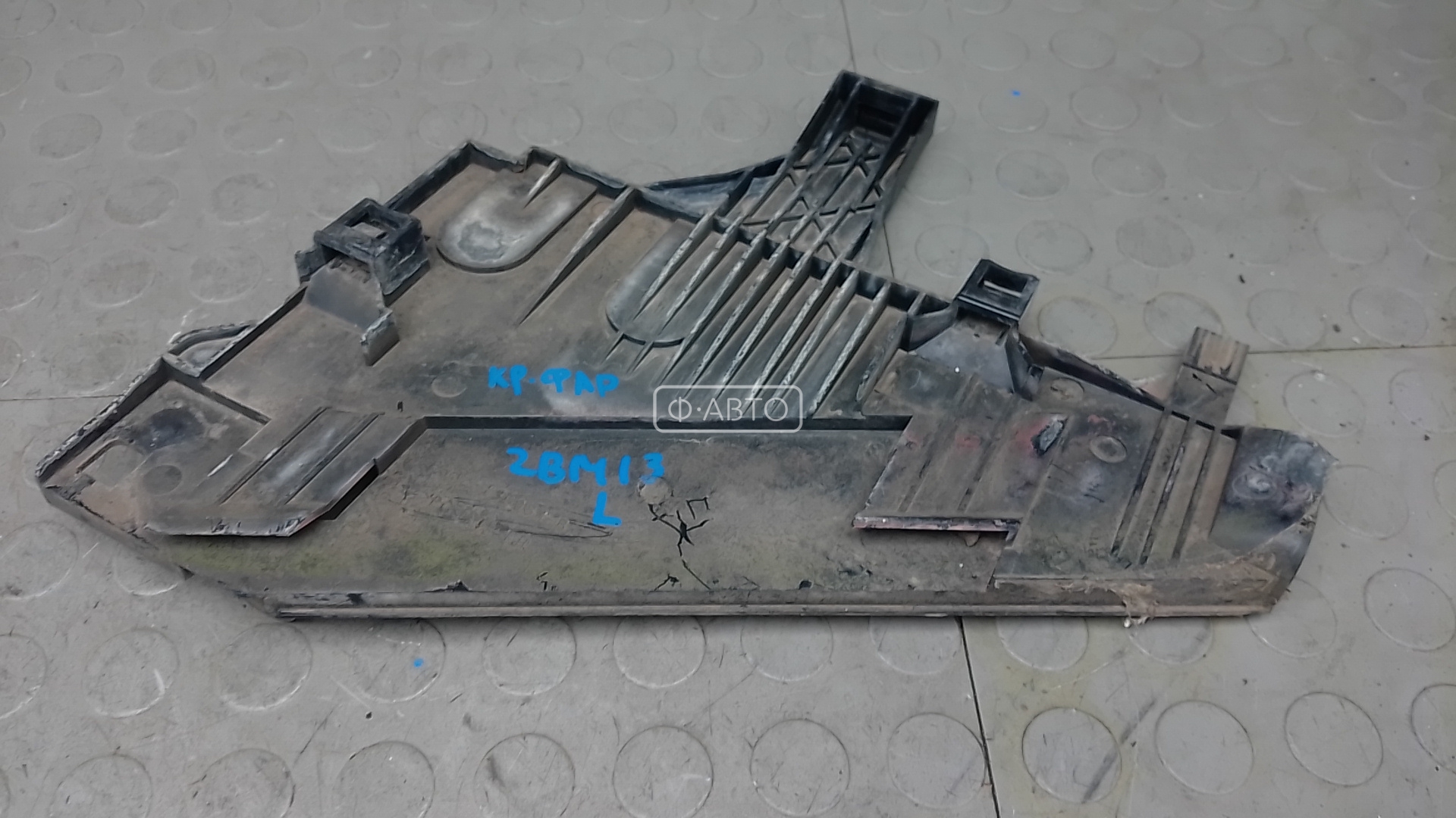 Крепление фары левой