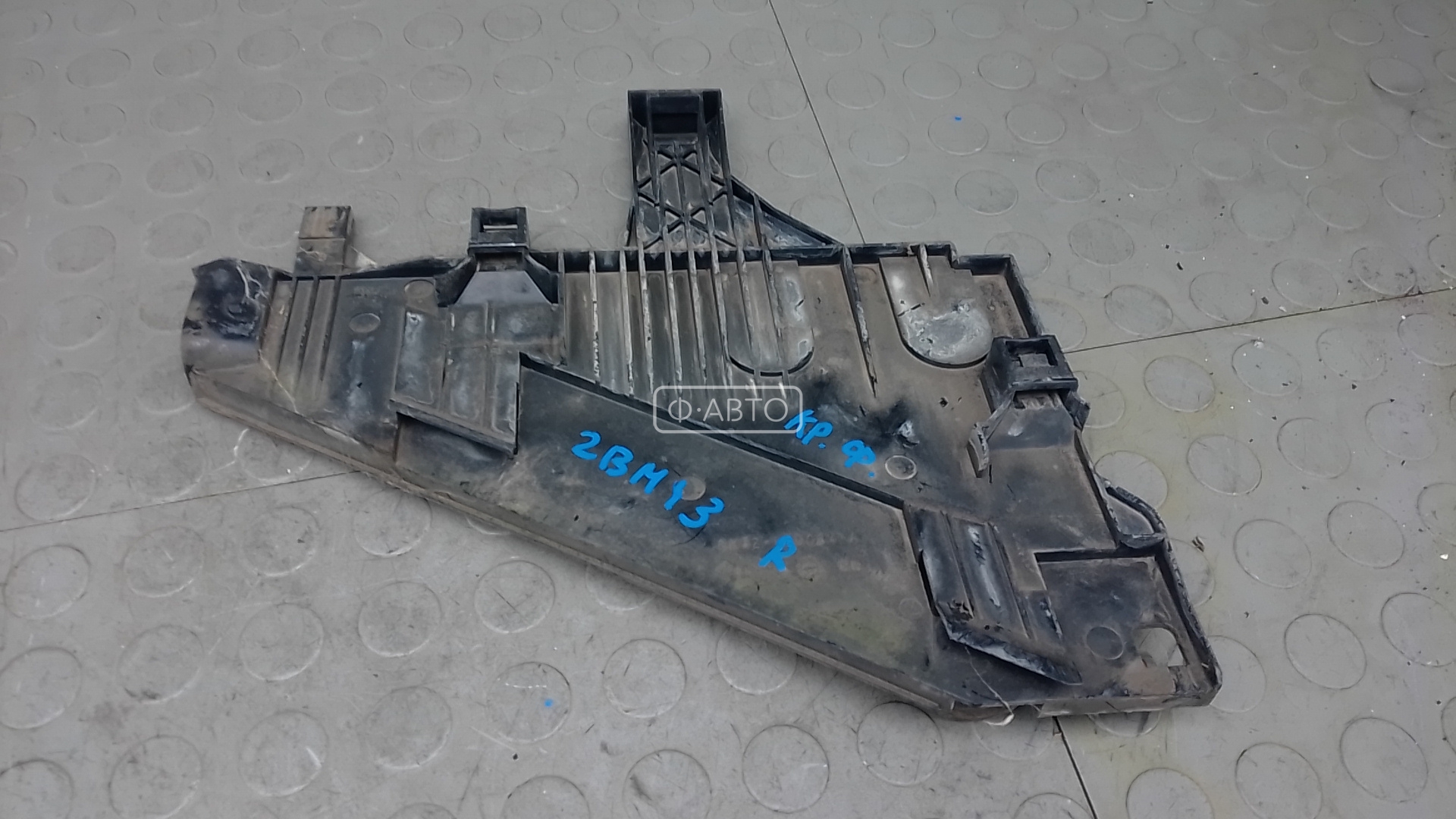 Крепление фары правой