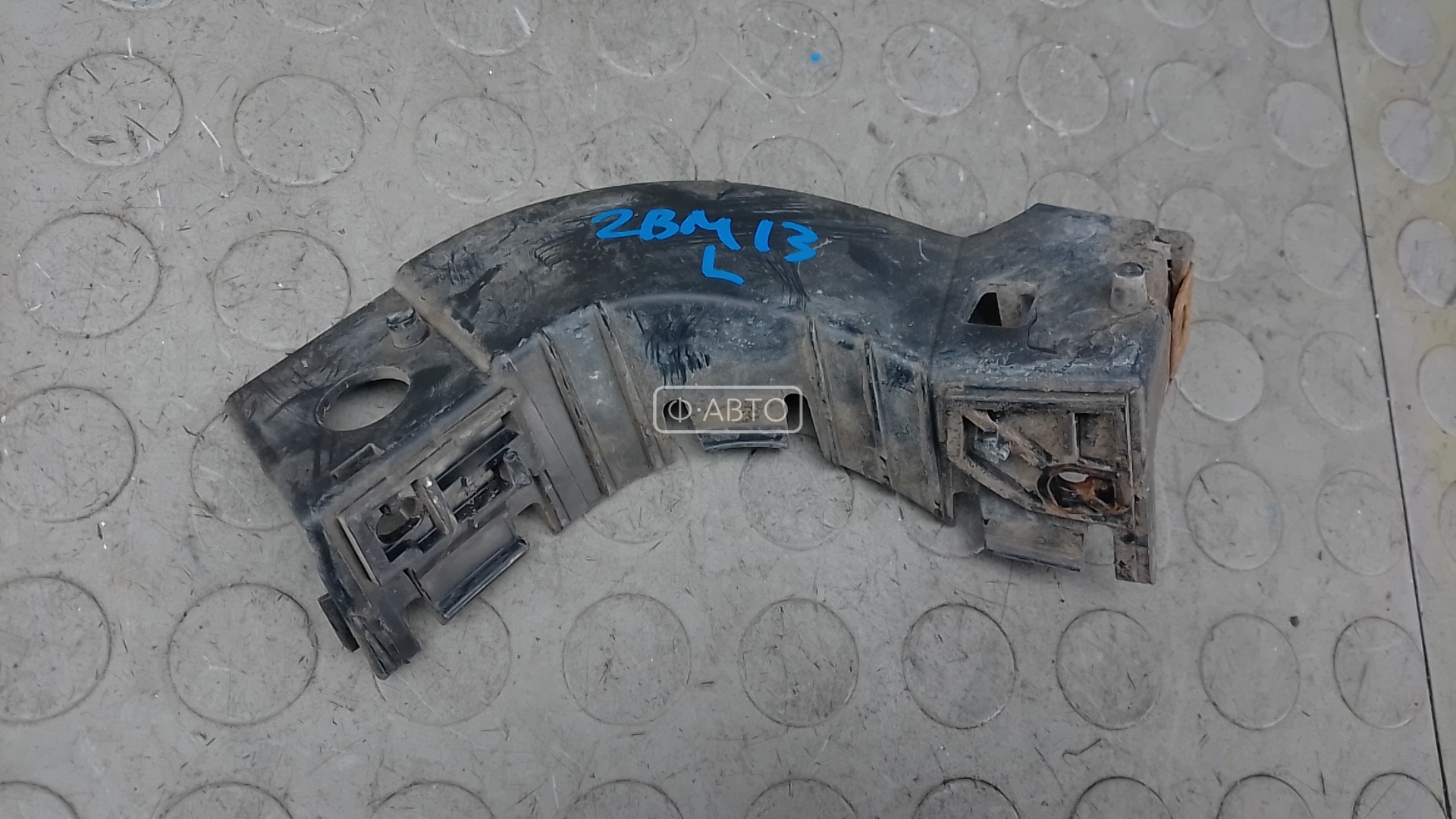 Крепление бампера переднее