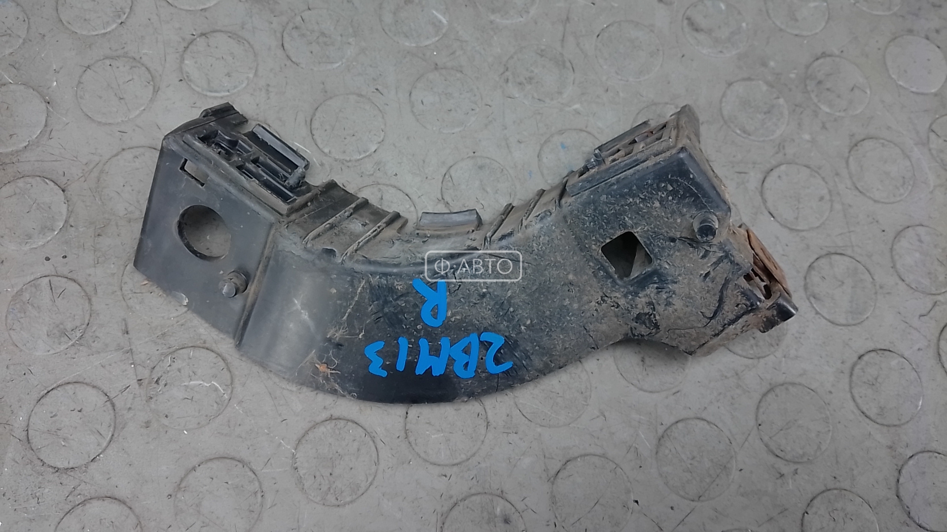 Крепление бампера переднее