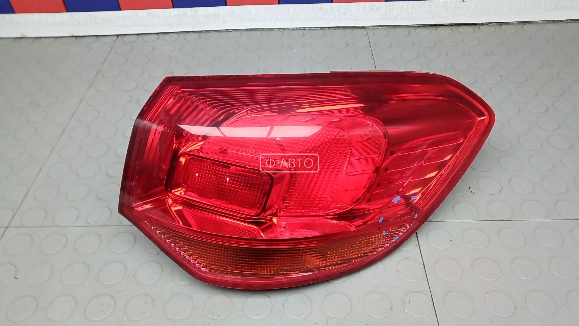 Фонарь задний правый