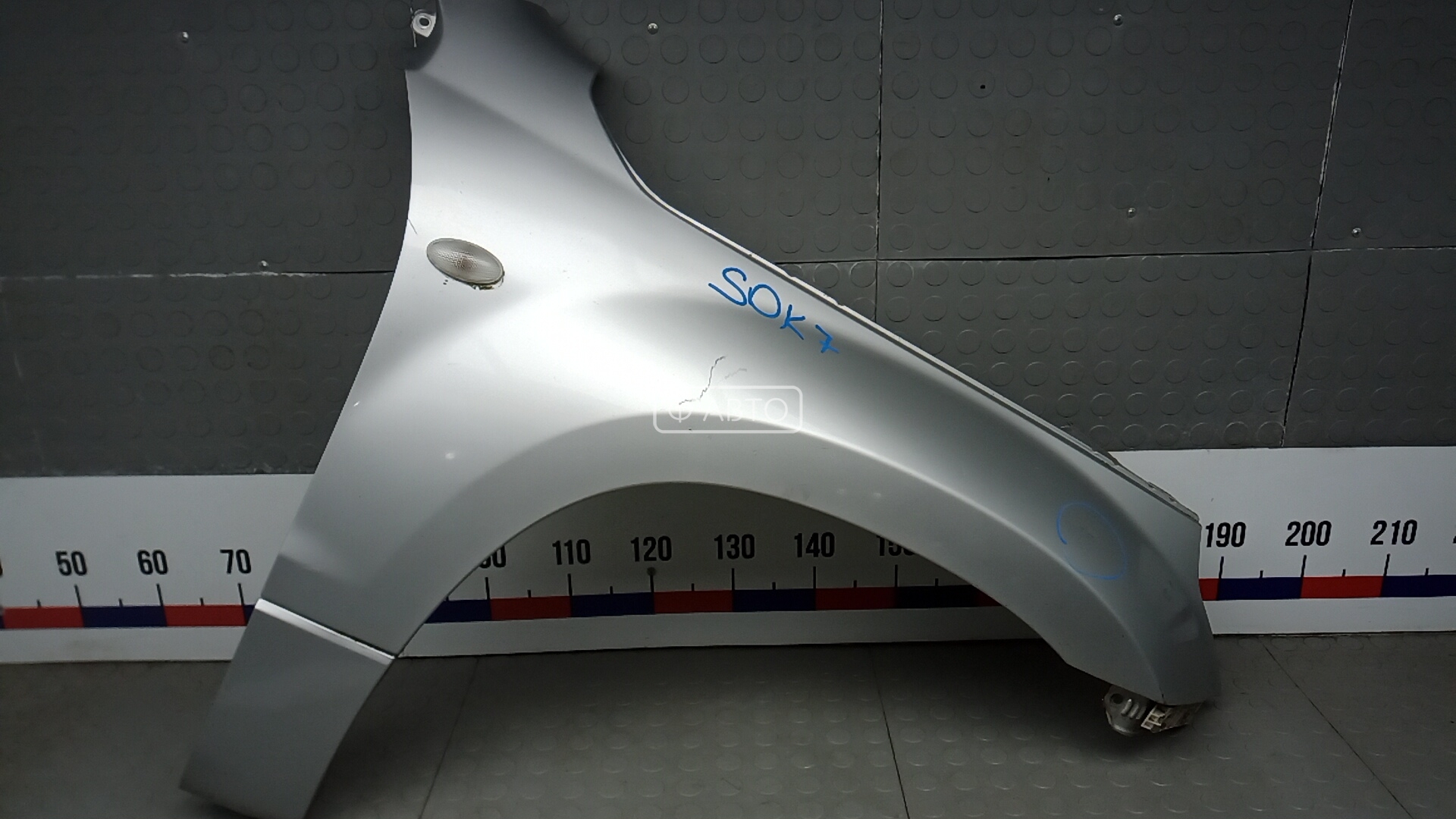 Крыло переднее правое