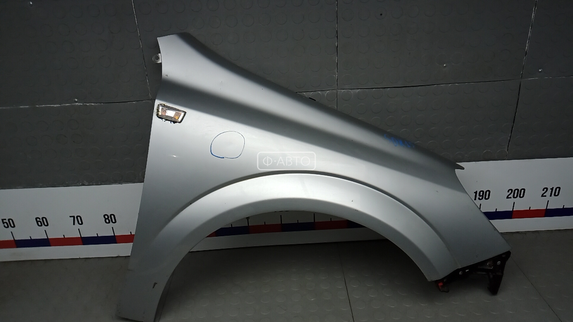 Крыло переднее правое