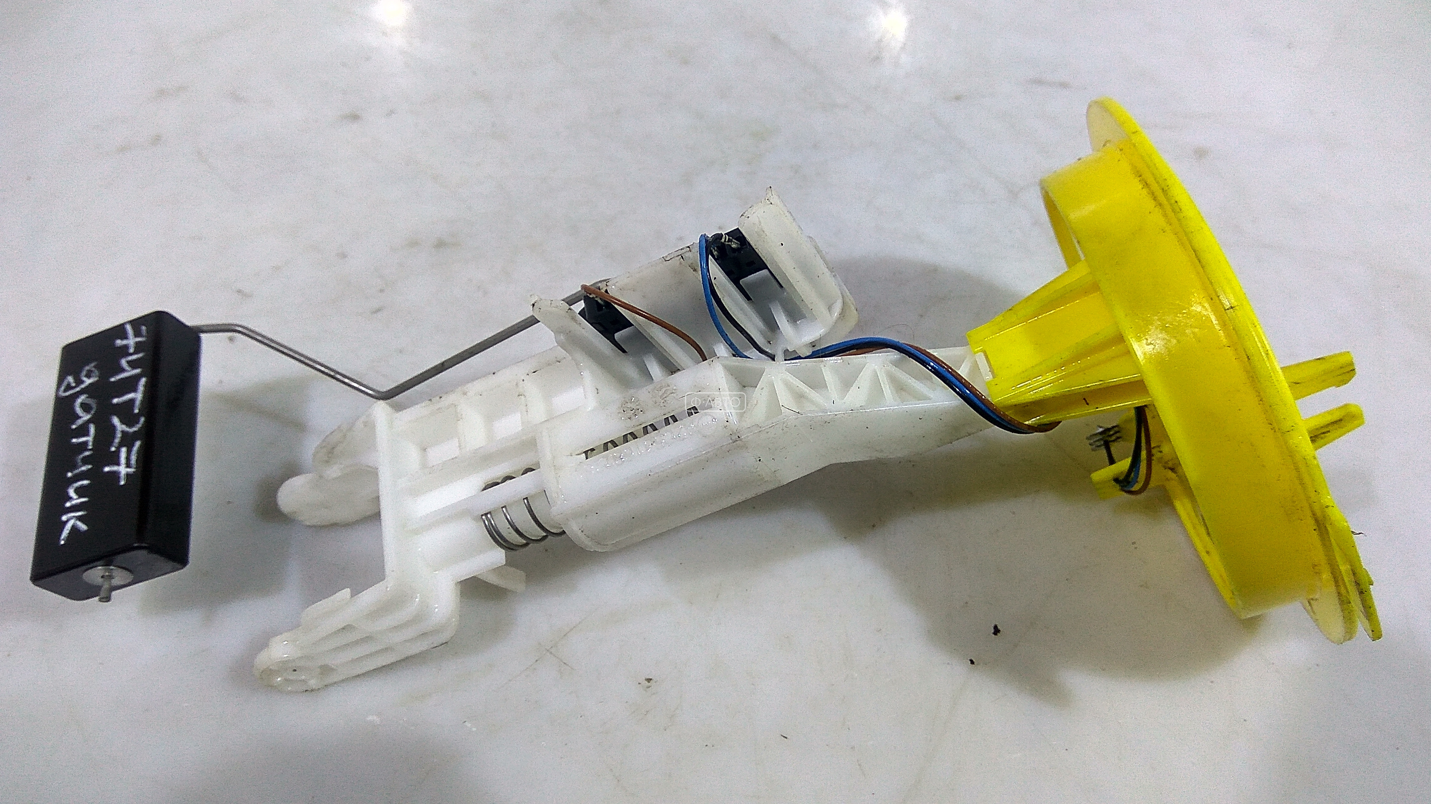 2. 1k0919673ah. Датчик топлива шкода йети. 2. Топливный насос шкода йети.